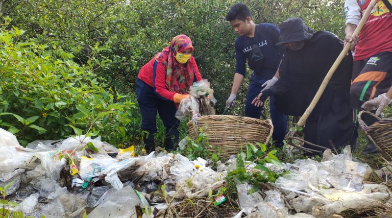 Bersih Pantai di Area Mangrove Tambak Wedi, Banyak Temukan Sampah dalam Wadah￼
