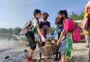 442 Orang Bersihkan Pantai di Sekitar Patung Surabaya￼