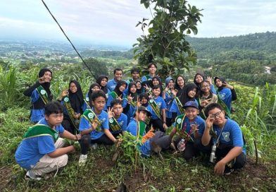 Ajak Anak-Anak Sekitar, Pangeran Putri Lingkungan Hidup Penghijauan di Claket Ajak Anak-Anak Sekitar, Pangeran Putri Lingkungan Hidup Penghijauan di Claket