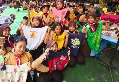 Putri III LH Raihanah Edukasi Daur Ulang Tekstil di SDN Ketintang I Putri III LH Raihanah Edukasi Daur Ulang Tekstil di SDN Ketintang I
