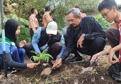 Gerakan Penghijauan Naziya Putri LH Berlanjut, Pohon Petai dan Bidara Ditanam di SMPN 11 Surabaya Gerakan Penghijauan Naziya Putri LH Berlanjut, Pohon Petai dan Bidara Ditanam di SMPN 11 Surabaya