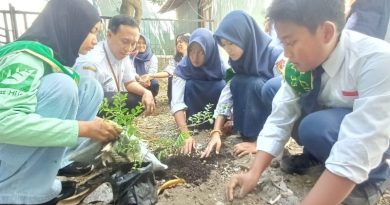 Putri Lingkungan Hidup 2025 Naziya Gelorakan Aksi Tanam Pohon di SMPN 33 Surabaya