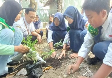 Putri Lingkungan Hidup 2025 Naziya Gelorakan Aksi Tanam Pohon di SMPN 33 Surabaya
