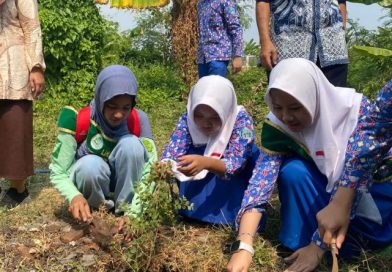Naziya Perkuat Gerakan Penghijauan SMPN 18 Surabaya dengan Bidara Hasil Budidayanya Naziya Perkuat Gerakan Penghijauan SMPN 18 Surabaya dengan Bidara Hasil Budidayanya