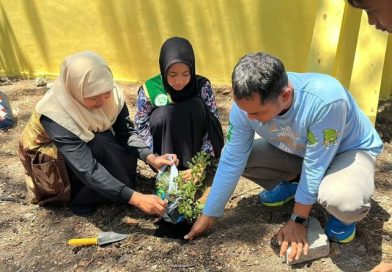 Gerakan Tanam Pohon Putri LH 2025 Naziya Berlanjut di SMPN 59 Surabaya